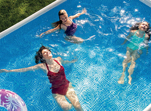 Famille se baignant dans une piscine rectangulaire