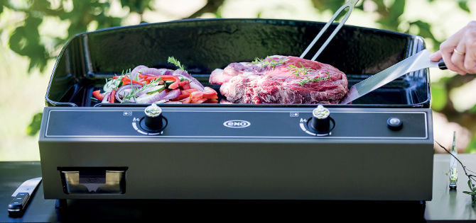 Plancha sans couvercle avec des aliments qui cuisent