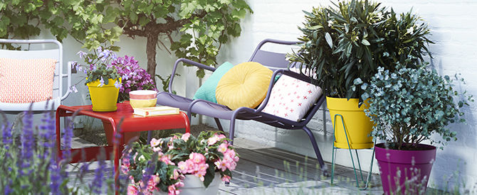 Terrasse avec chaises et plantes en pot