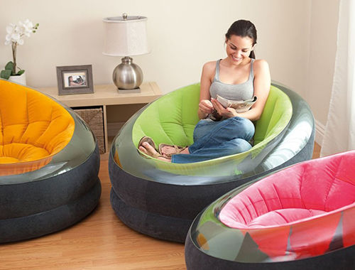 Fauteuils gonflables colorés intérieurs