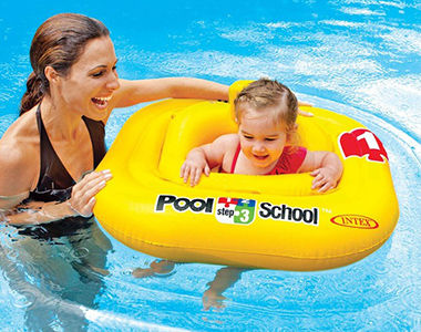 Femme avec jeune enfant dans une bouée jaune