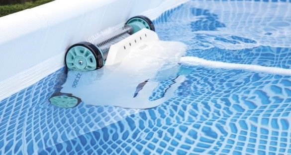 Robot de piscine Intex nettoyant la paroi d'une piscine tubulaire