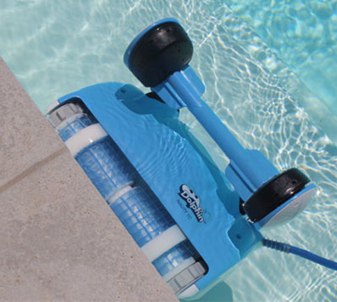 Robot de piscine Dolphin nettoyant la paroi d'une piscine enterrée