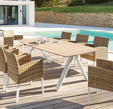 Table avec plateau bois et pieds blancs et ses 8 fauteuils