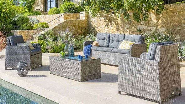Salon de jardin en résine au bord d'une piscine