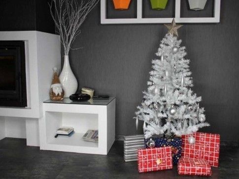 Sapin de Noël artificiel blanc décoré dans un salon