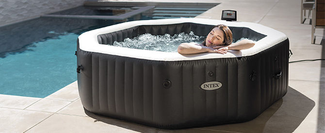 Femme se relaxant dans un spa gonflable octogonal