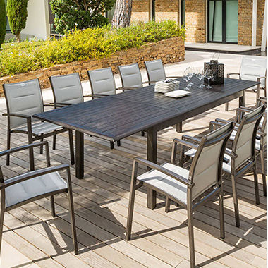 Table rectangulaire 12 places en métal avec 12 chaises sur une terrasse