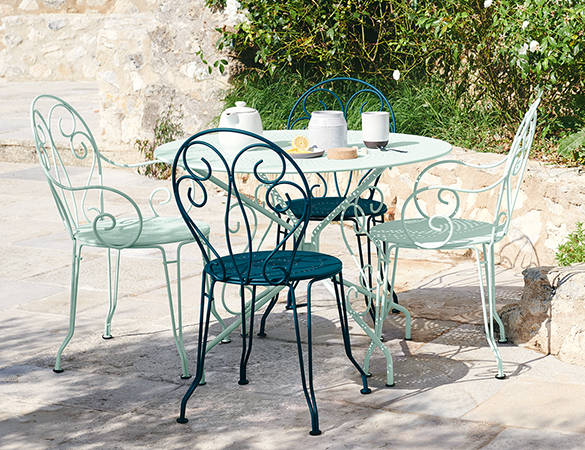 Ensemble de table et chaises de la gamme Montmartre Fermob