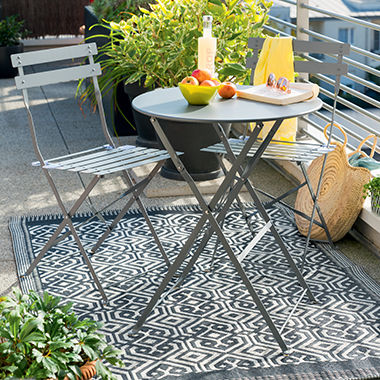 Petite table pliante grise ronde en métal et ses 2 chaises