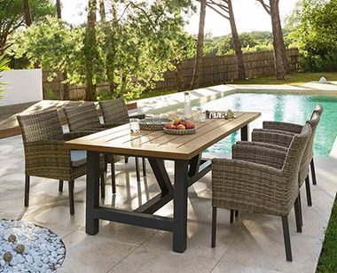Table rectangulaire avec plateau bois et 6 fauteuils