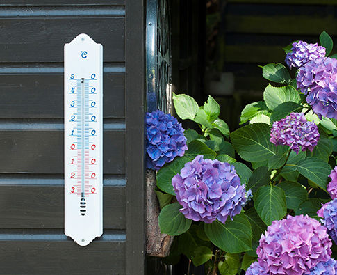 Thermomètre extérieur posé sur un mur