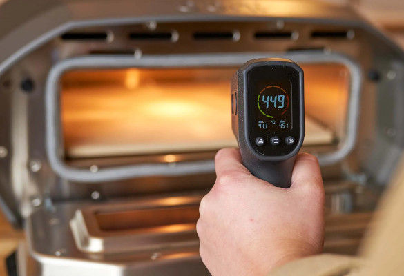 Thermomètre infrarouge mesurant la température d'un four à pizza
