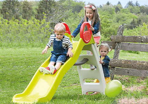 3 enfants sur un toboggan en plastique