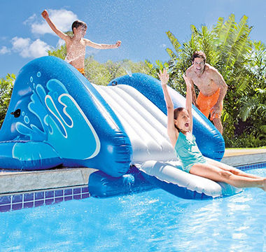 Enfants jouant sur un toboggan gonflable