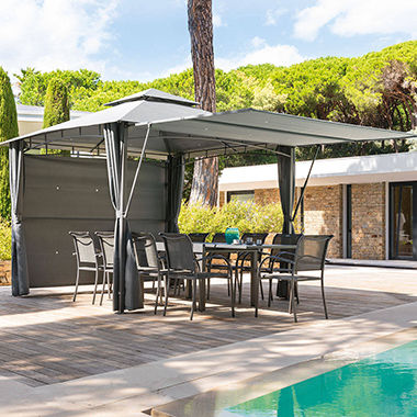 Tonnelle en toile avec pare vent au dessus d'une table et de chaises