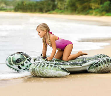 Enfant sur une tortue géante gonflable