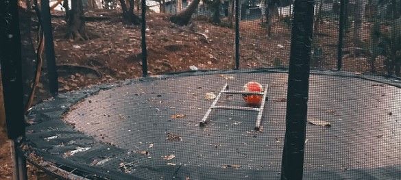 Trampoline dans un jardin