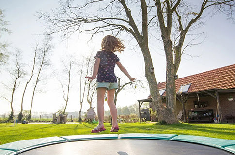 Enfant rebondissant sur un trampoline