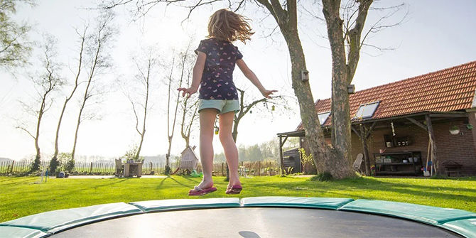 Enfant sautant sur un trampoline