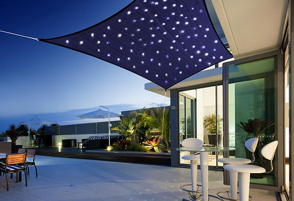 Voile d'ombrage led bleu marine installé sur une terrasse