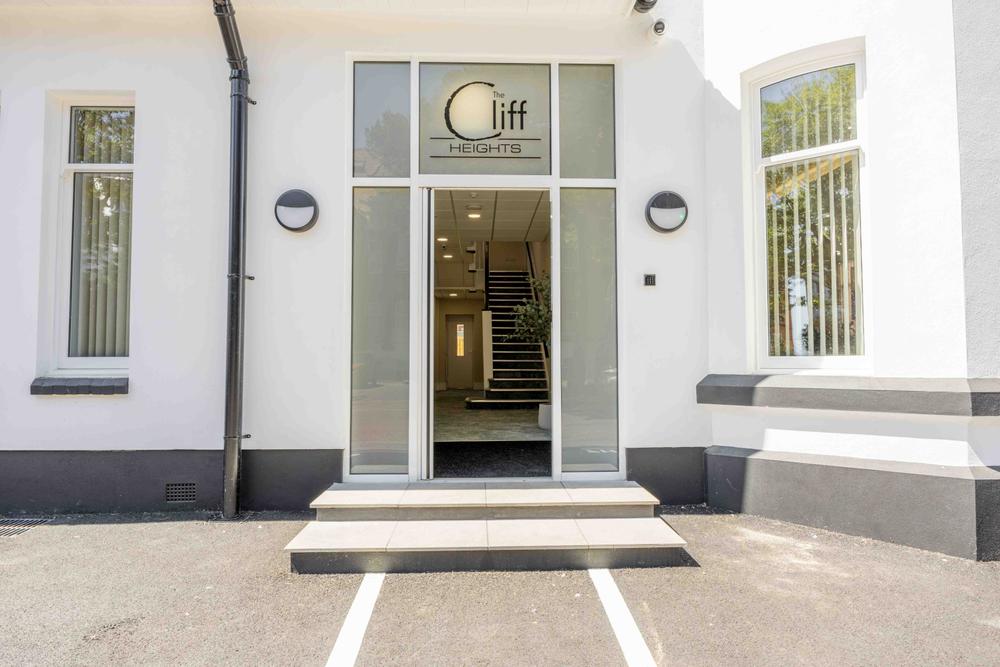 The front of Cliff Heights Apartments Hotel