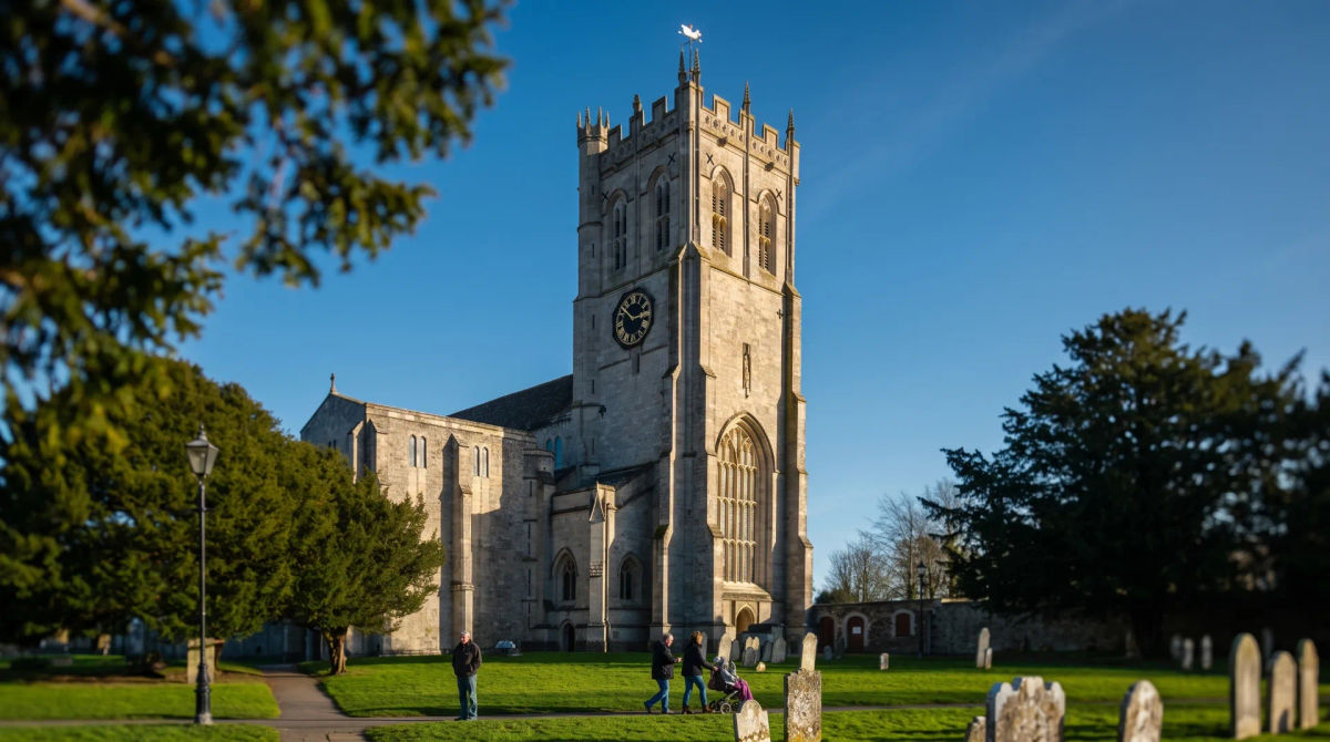 Christchurch Priory from the churchyard