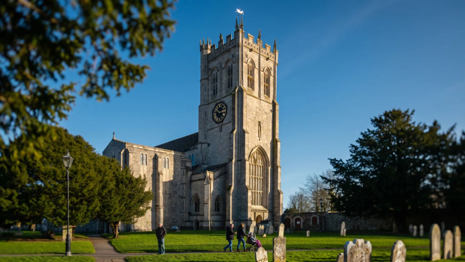 Christchurch Priory from the churchyard