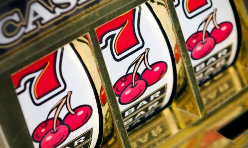 Slot machines protected by alarm fogging technology