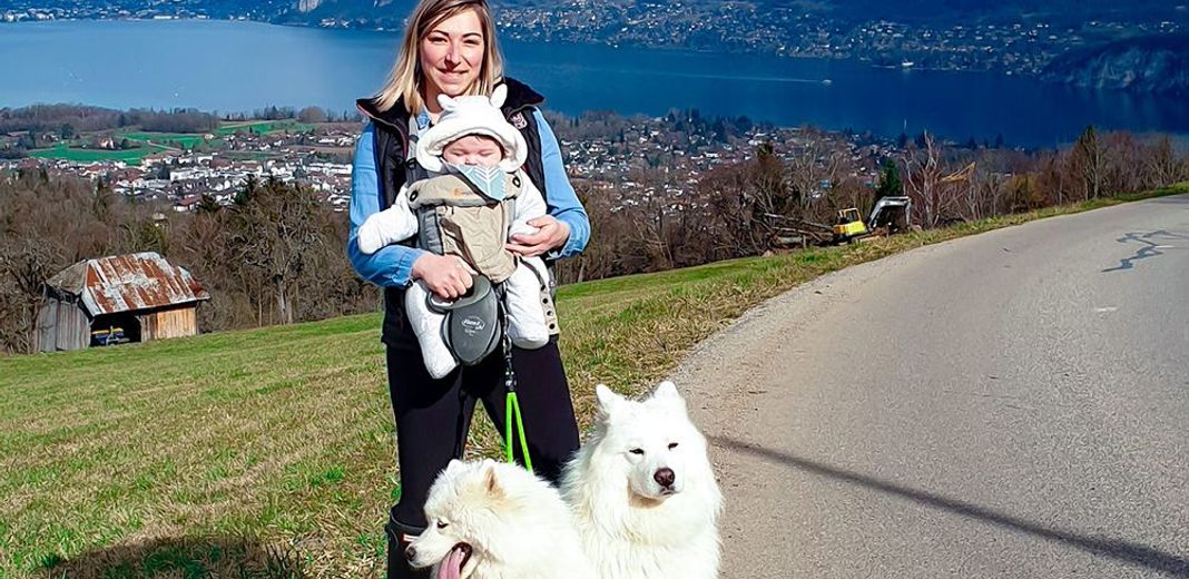 Famille composée de 2 chiens, un bébé et la maman