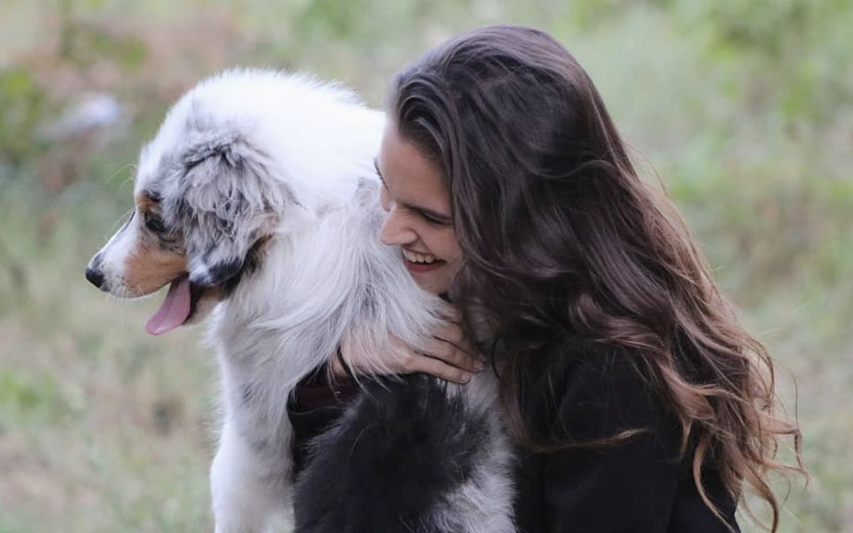 Une femme heureuse, tenant un chiot