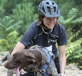 Anne Fulleringer avec son chien CaniVTT