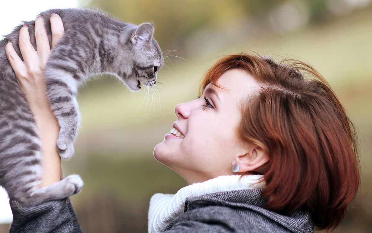 Une femme portant son chaton