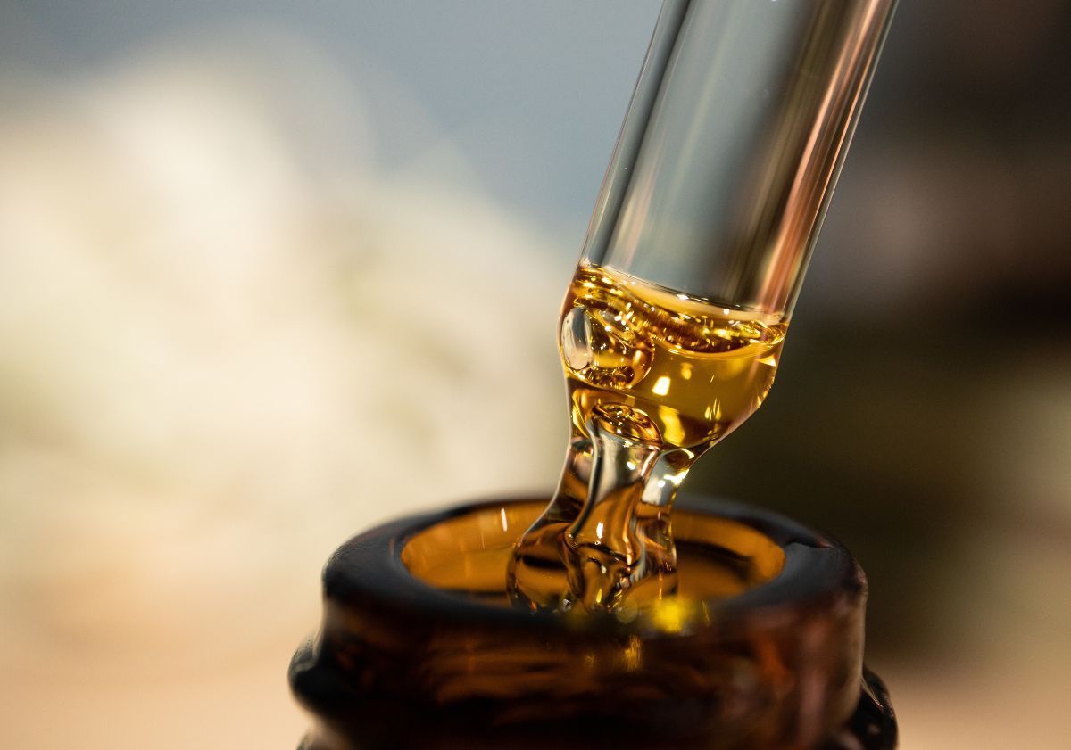 huile de chanvre dans une pipette gros plan