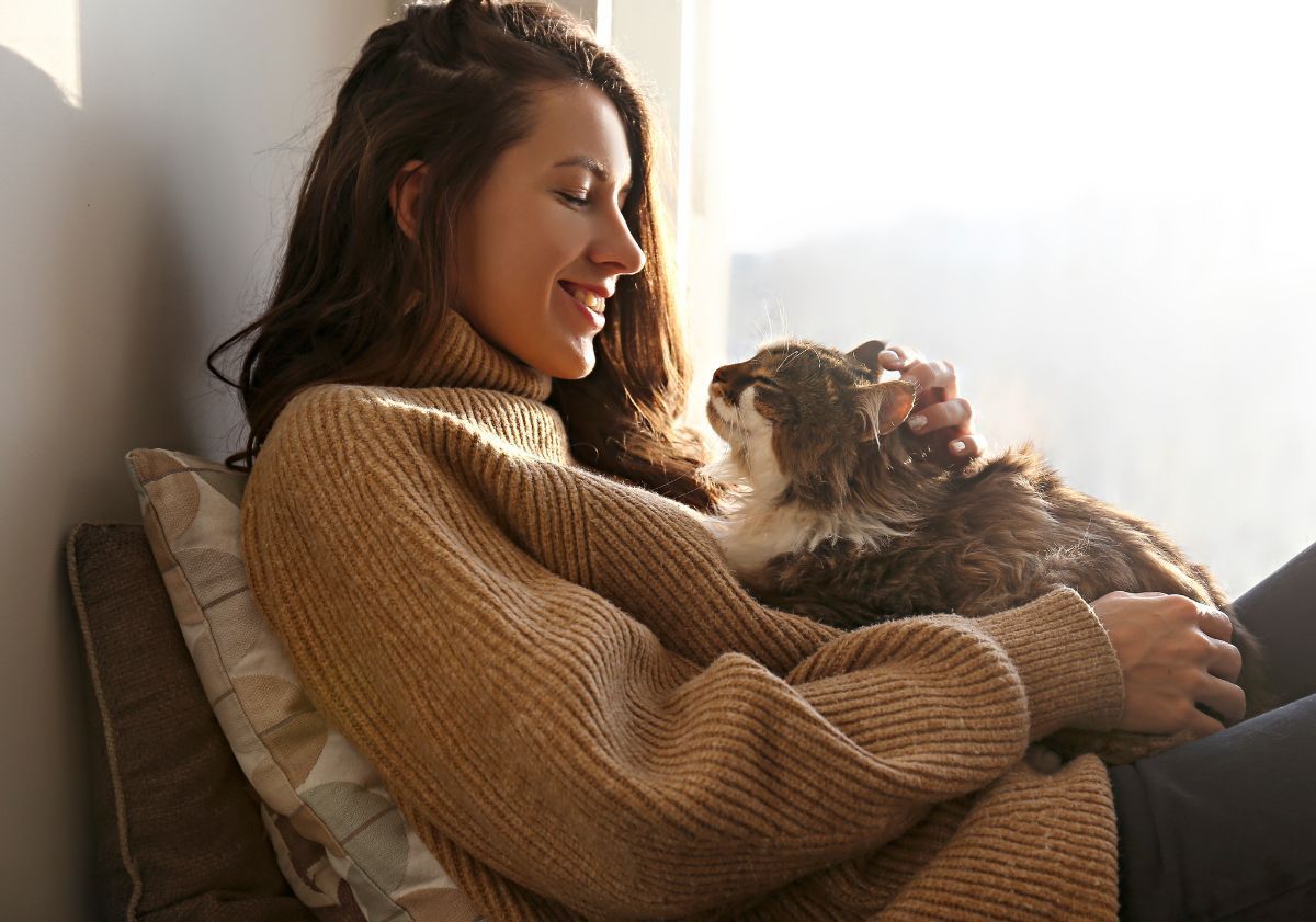 maîtresse câlinant son chat 