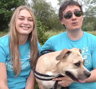 2 bénévoles d'un refuge en compagnie d'un chien