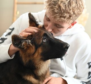 Maître avec son berger allemand