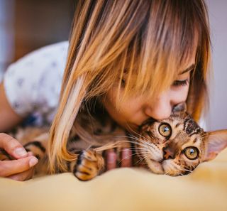 Maîtresse embrassant son chat