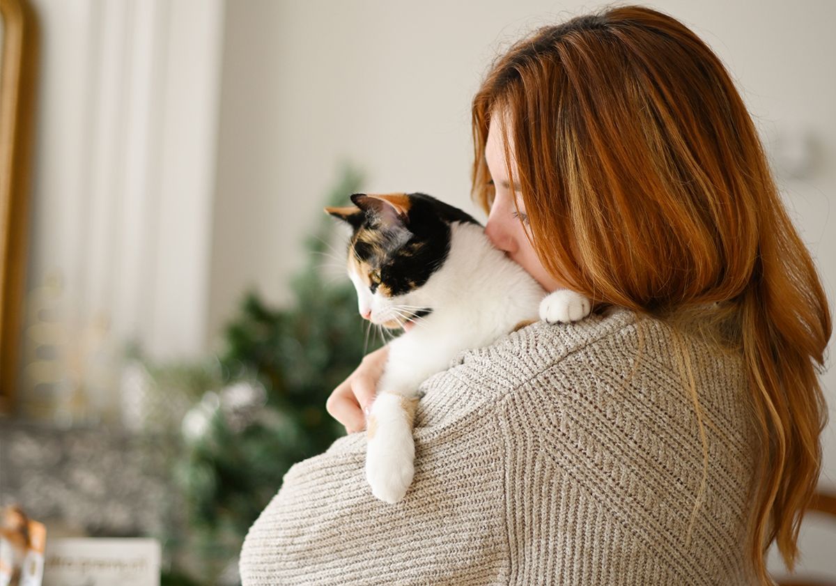 Maîtresse tenant son chat 