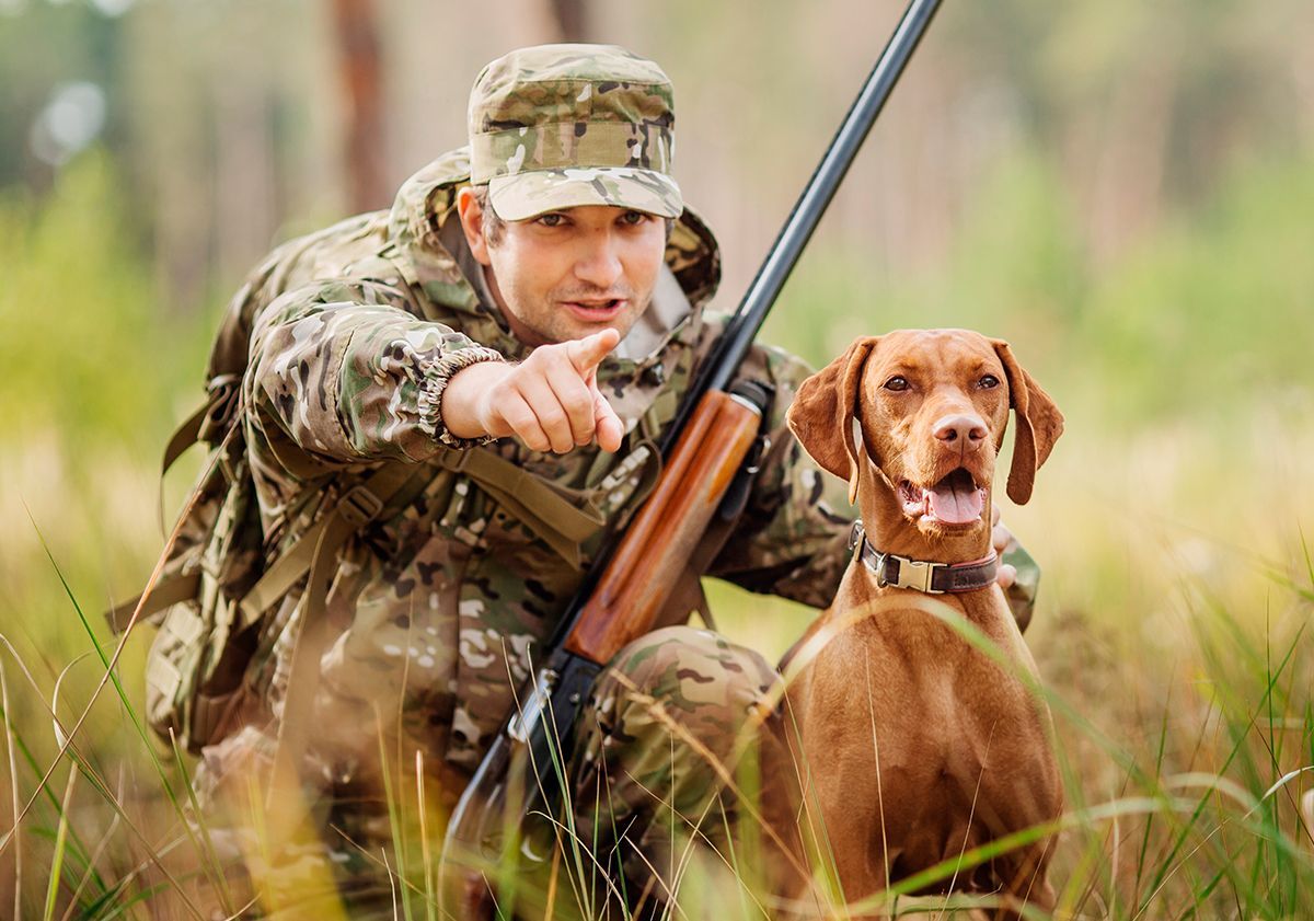 Chasseur avec son chien de chasse