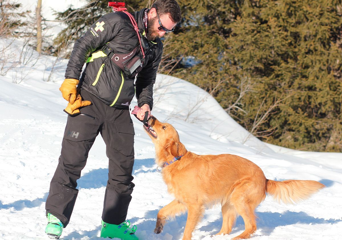 Richard maître-chien d'avalanche et son chien