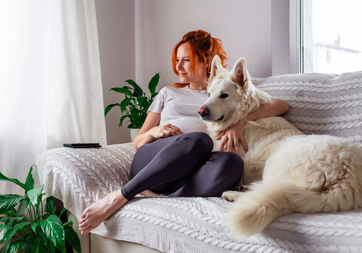 Maîtresse avec son berger blanc suisse