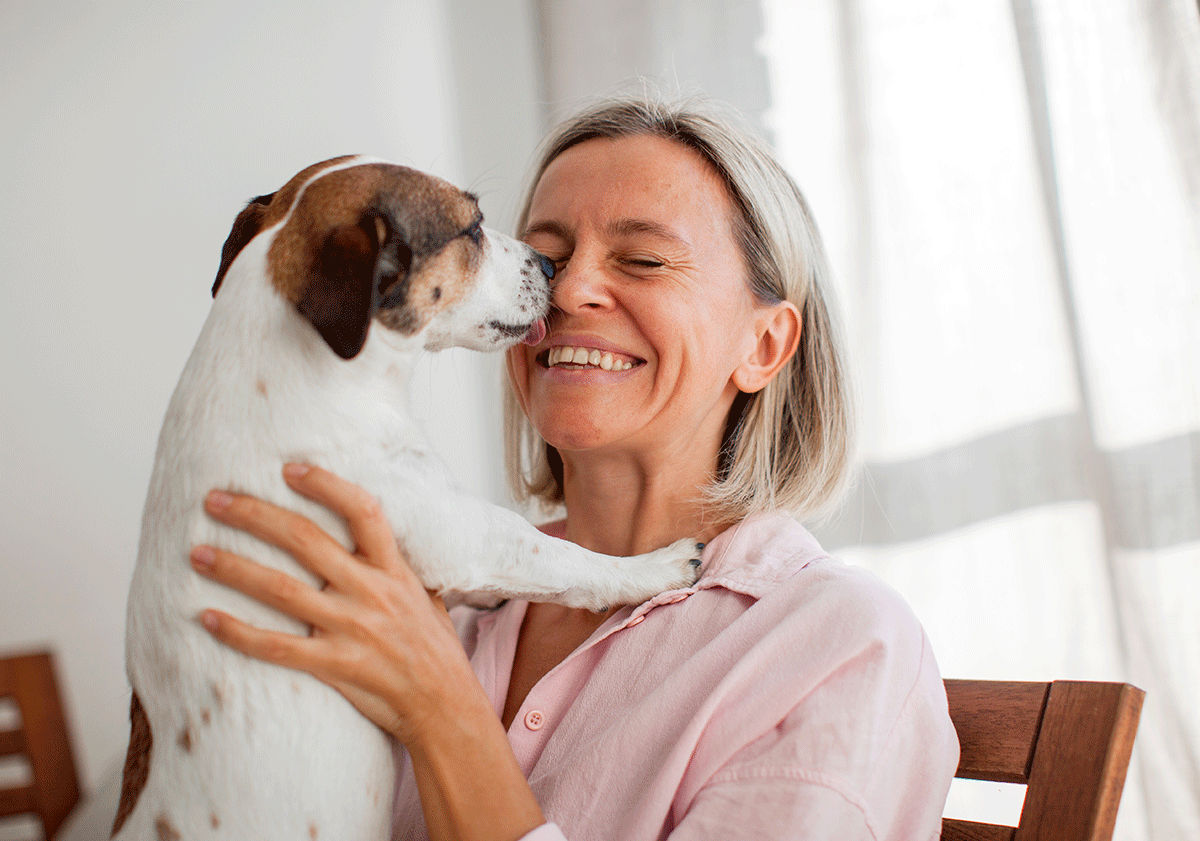 Chien léchant le visage de sa maîtresse