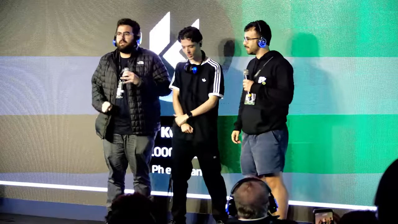 Equipe da Kori no palco recebendo o 3º lugar da trilha Solana no Hackanation 2026