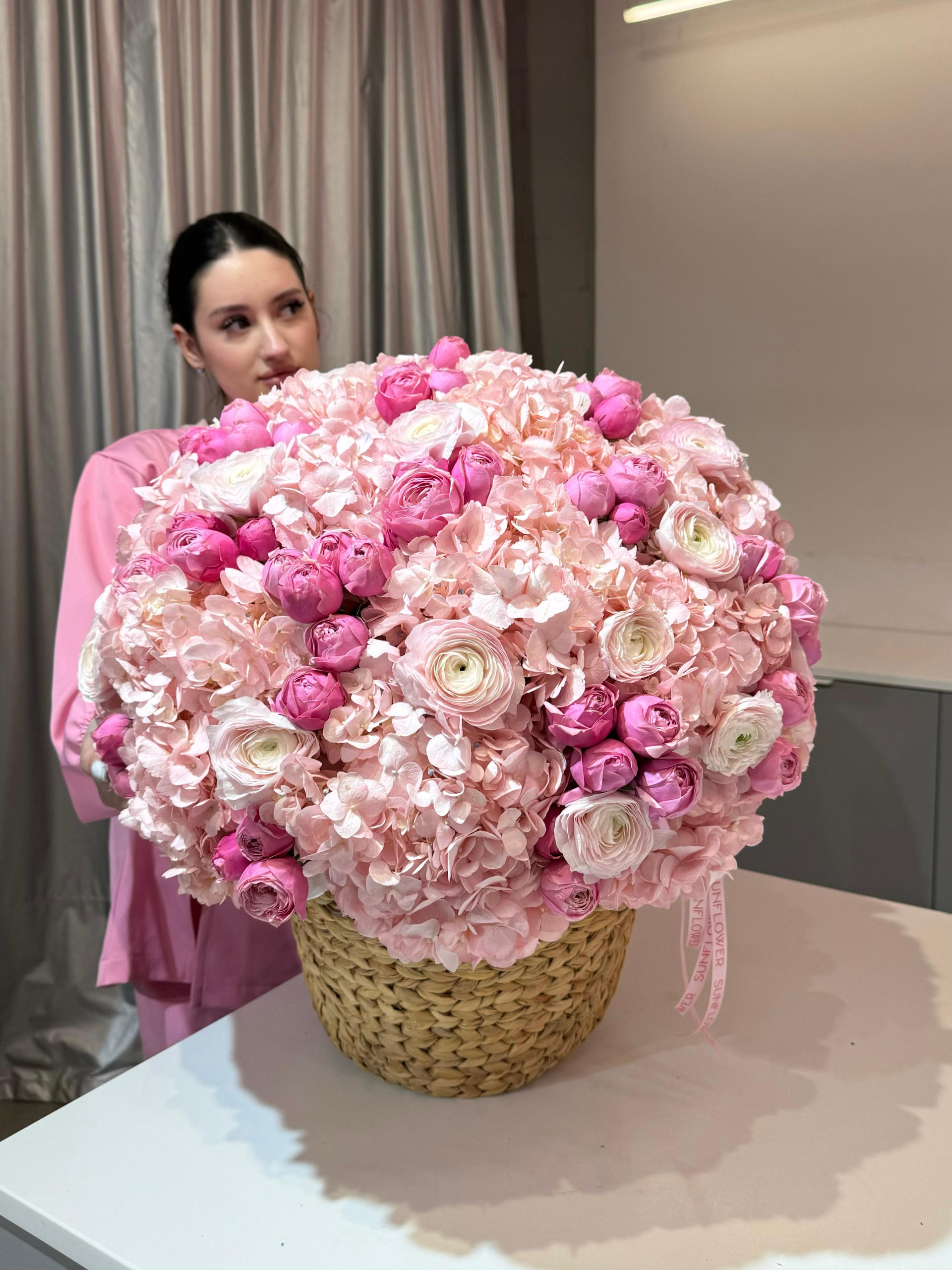Basket M with pink hydrangea and ranunculus and rose