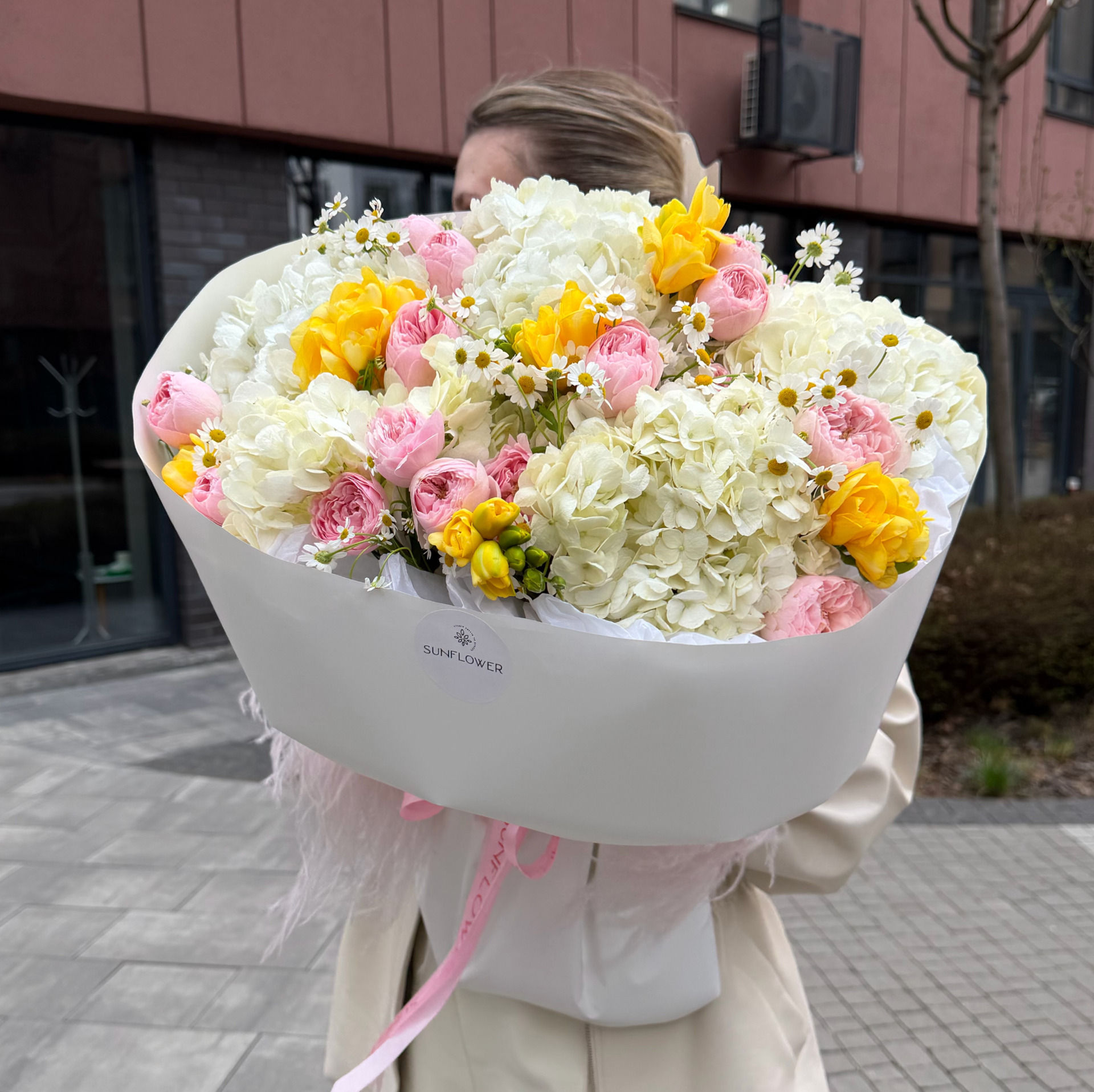 Delicate bouquet S with daffodil and white hydrangea