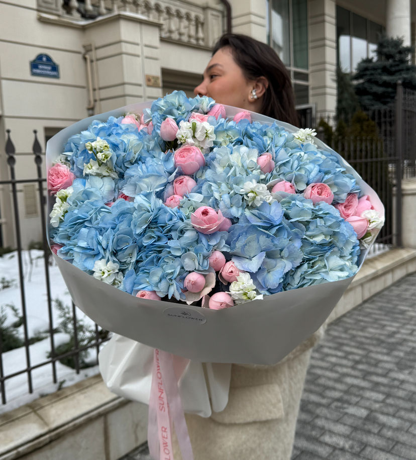 Bouquet M with hydrangeas, bush rose and mattiola