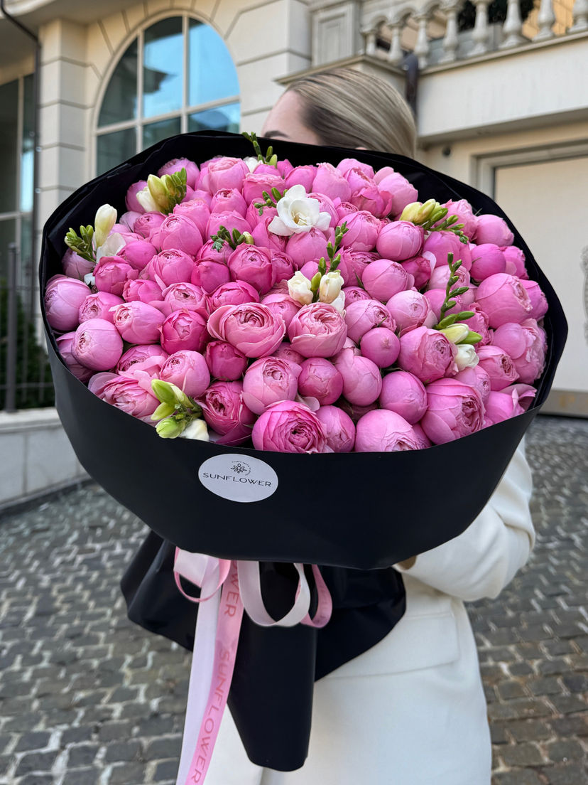 Peony-Shaped Pink Roses Bouquet in Size M