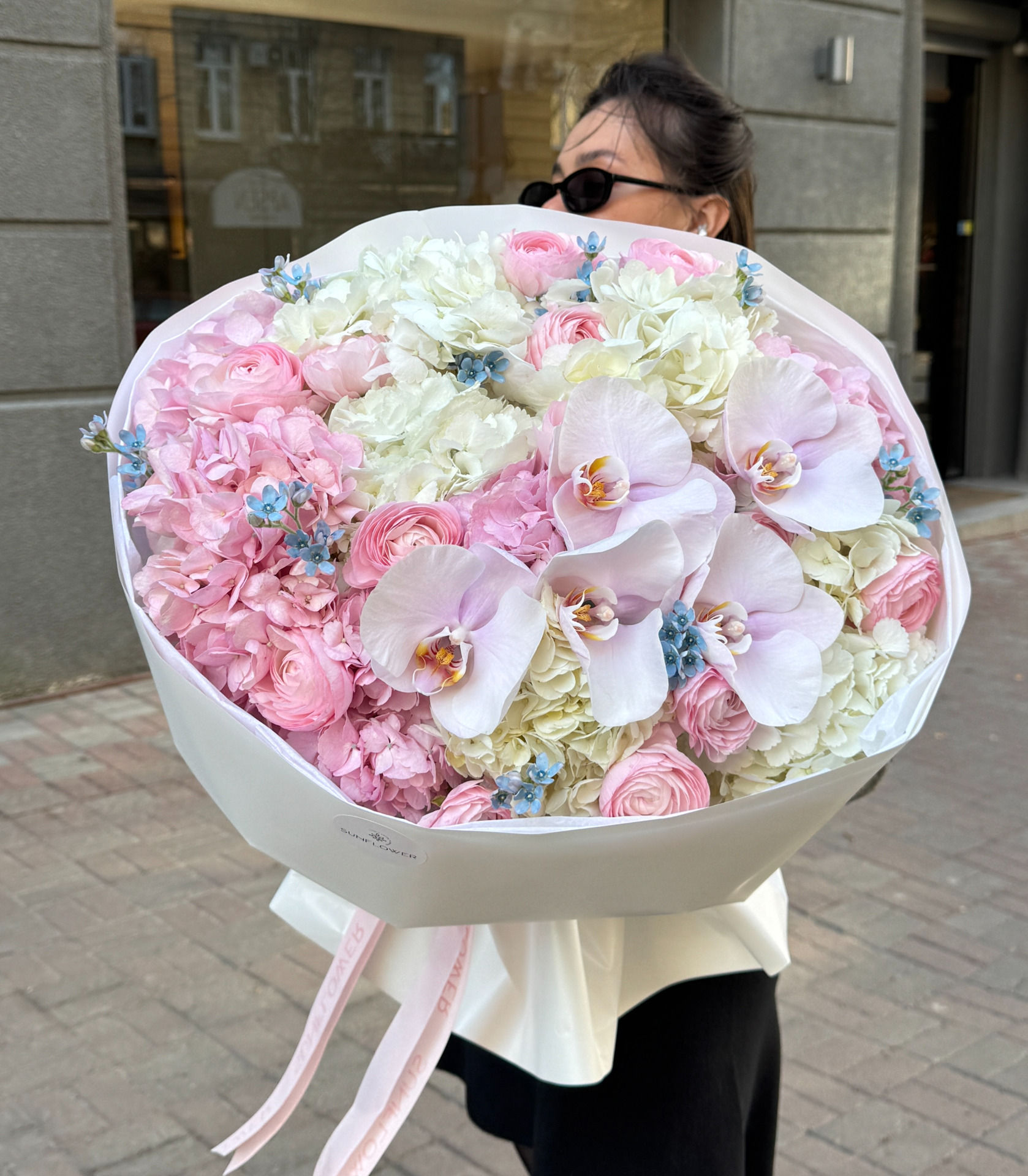 Air bouquet M with ranunculus and occipital