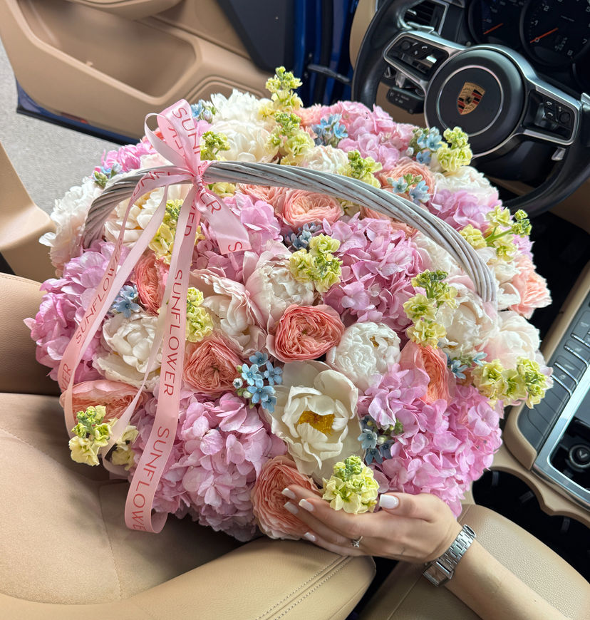 Flower Basketwith yellow mattiola